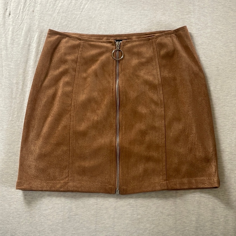 Light brown suede mini skirt with silver zipper detail, size Medium.